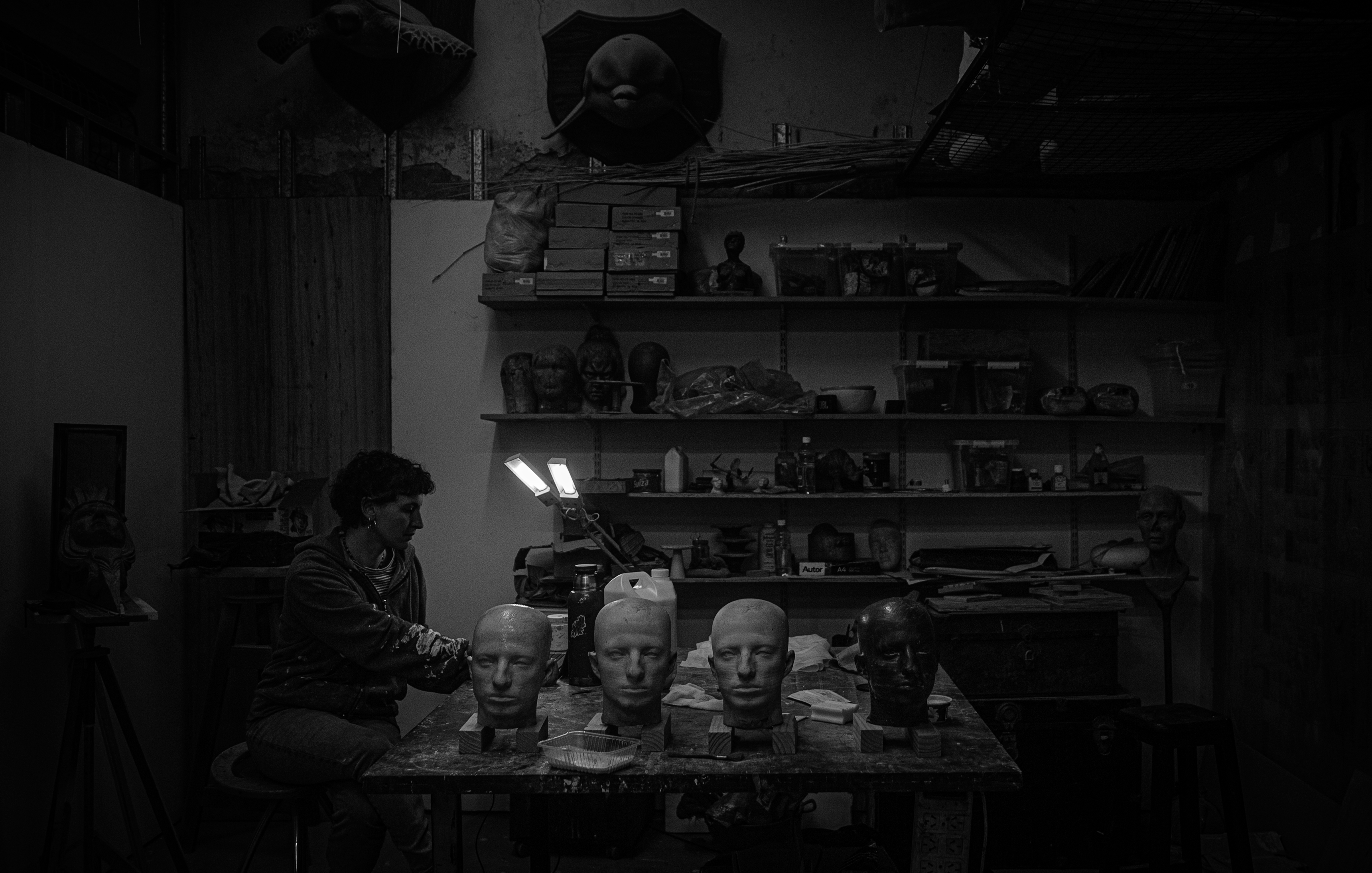 Martina Urtubey trabajando en el taller con piezas escultóricas
